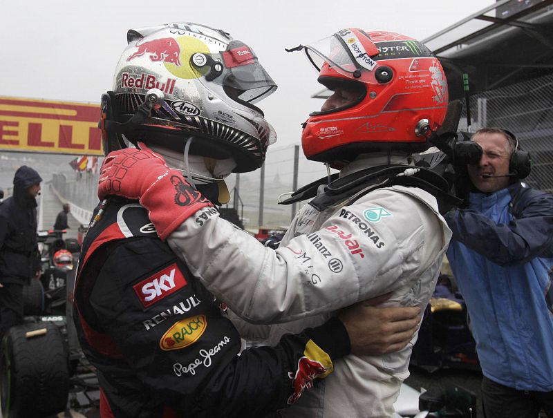 Vettel recibe la felicitación de Michael Schumacher, seite veces campeón del mundo de F1