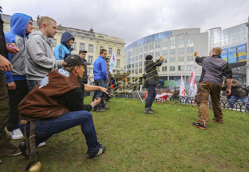Varios productores de leche europeos lanzan globos de agua mientras protestan cerca de la sede del Parlamento Europeo en Bruselas