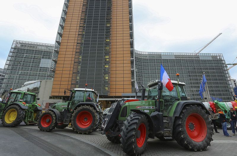 Varios tractores aparcados a las puertas de la Comisión Europea