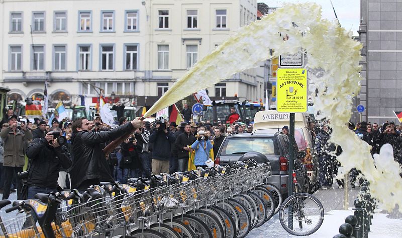 Agricultores belgas rocían leche durante una manifestación en la plaza de Luxemburgo de Bruselas