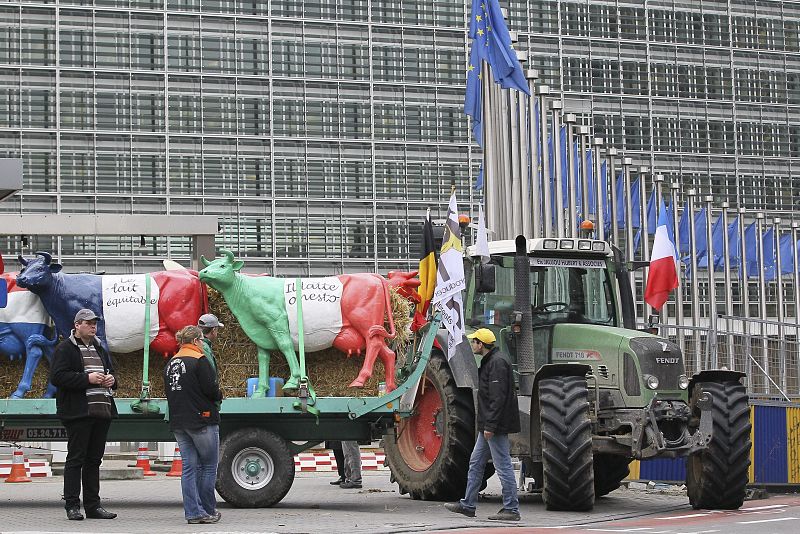 Varios productores de leche a las puertas de la Comisión Europea