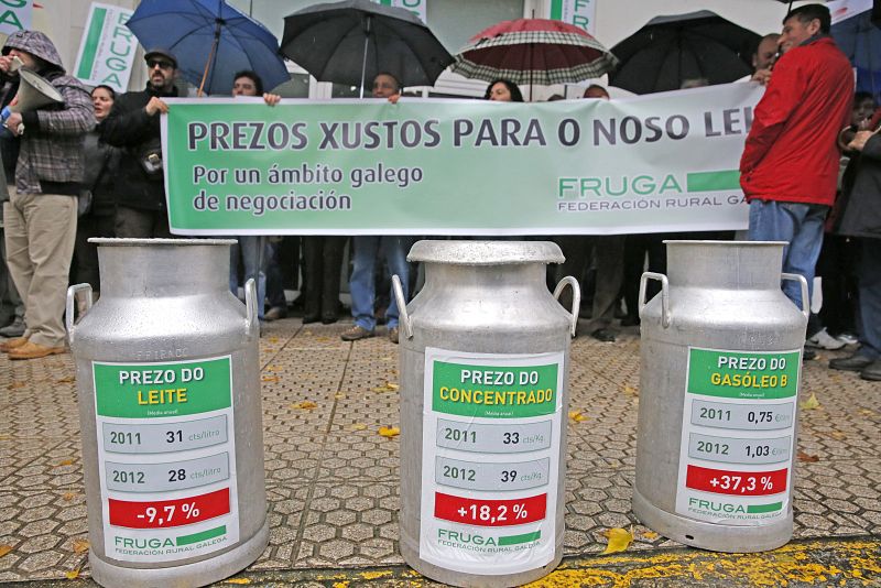 Medio centenar de ganaderos se manifestaron ante el Parlamento gallego