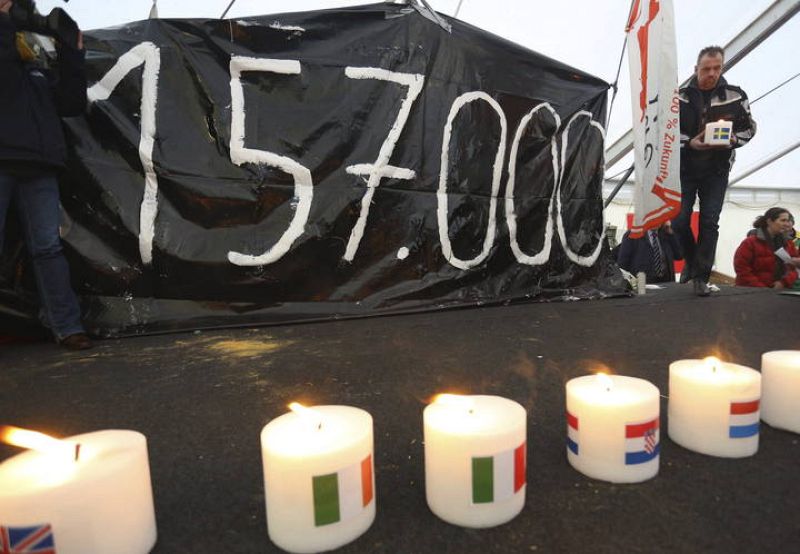 Varias velas colocadas en recuerdo de los 157.000 productores de leche europeos que perdieron su trabajo