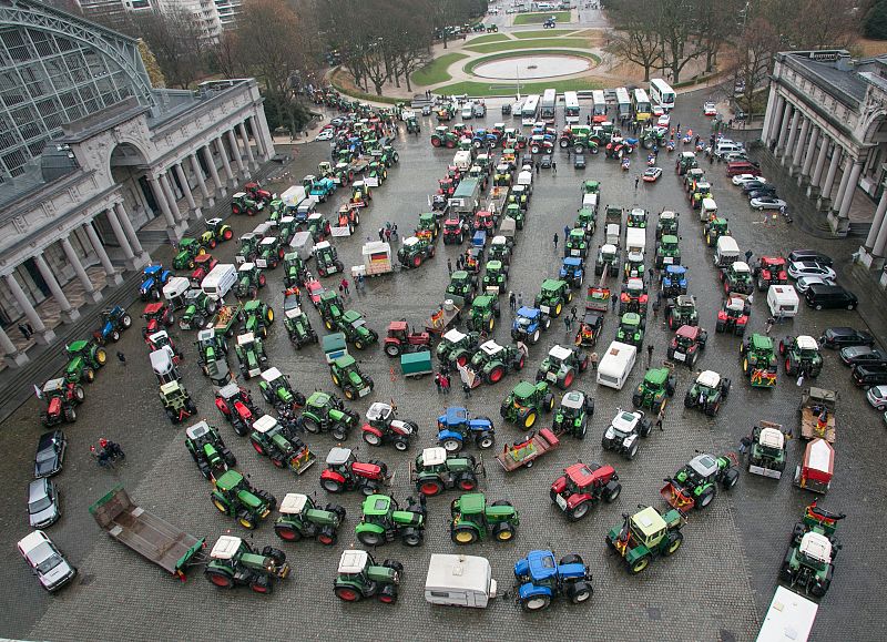 Centenares de tractores aparcados en Bruselas tras la manifestación que han protagonizado en la capital belga