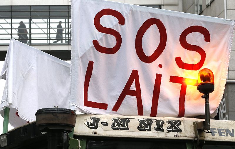 Una pancarta en la que se puede leer 'SOS leche', durante la manifestación de tractores