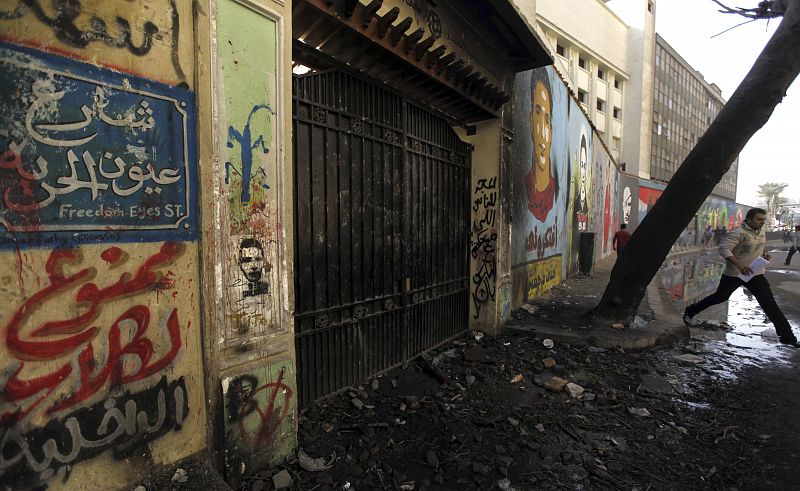 La calle Mohamed Mahmud ha sido rebautizada (izquierda) como "Calle de los ojos de la libertad"