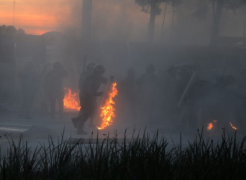 MANIFESTANTES SE ENFRENTAN CON LA POLICÍA PREVIO A INVESTIDURA DE PEÑA NIETO