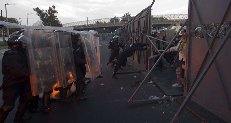 La policía ha tenido que protegerse con escudos