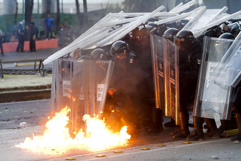 Los jóvenes han tirado petardos contra la policía durante las protestas.