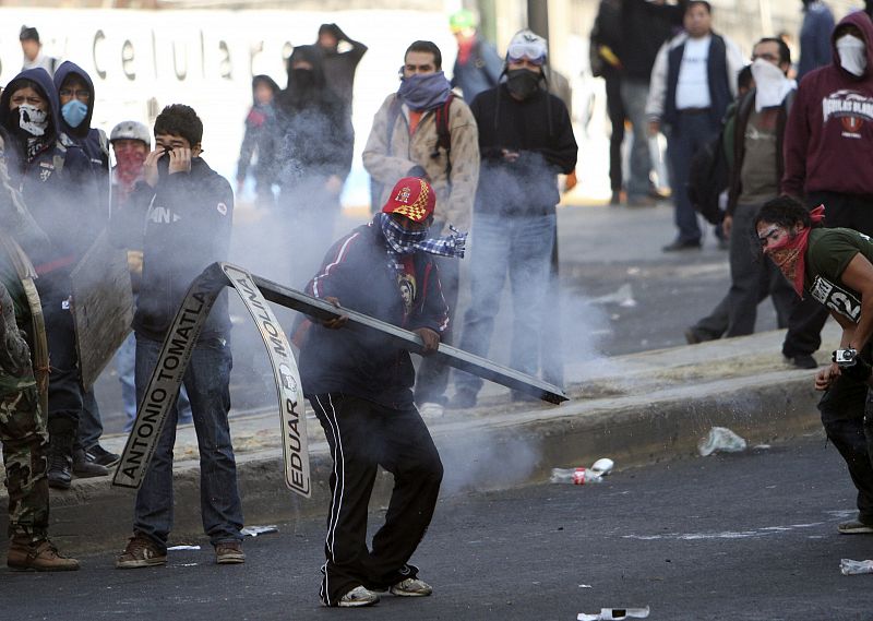 Los jóvenes han empleado vallas para hacer barricadas