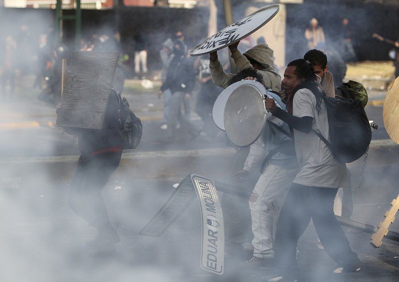 Los jóvenes se protegen con escudos caseros