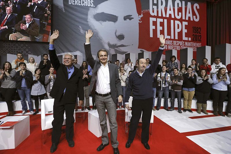 Los expresidentes del Gobierno, Felipe González y José Luis Rodríguez Zapatero, junto al secretario general del PSOE, Alfredo Pérez Rubalcaba.