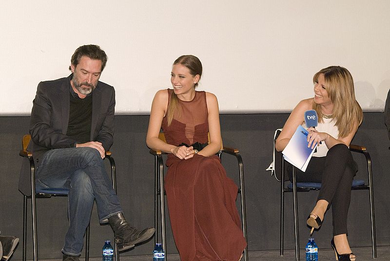 Los actores de 'Isabel' con los fans