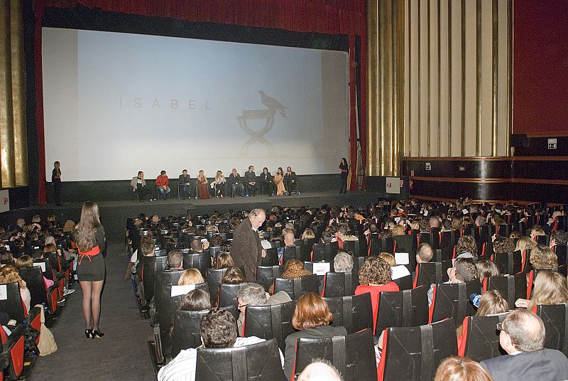 Los actores de 'Isabel' con los fans