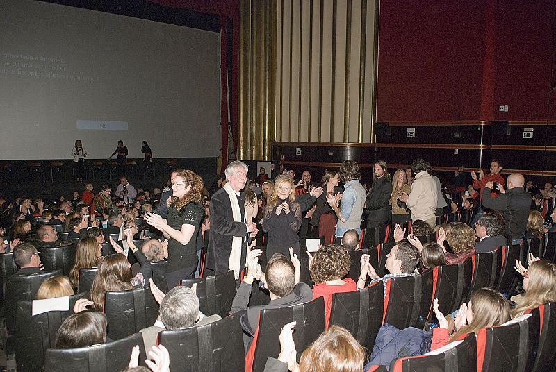 Los actores de 'Isabel' con los fans