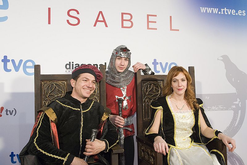 Los actores de 'Isabel' con los fans