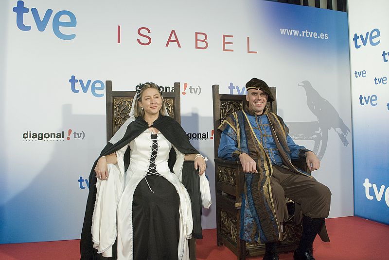 Los actores de 'Isabel' con los fans