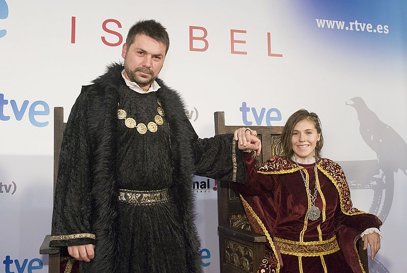 Los actores de 'Isabel' con los fans