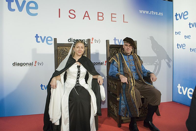 Los actores de 'Isabel' con los fans