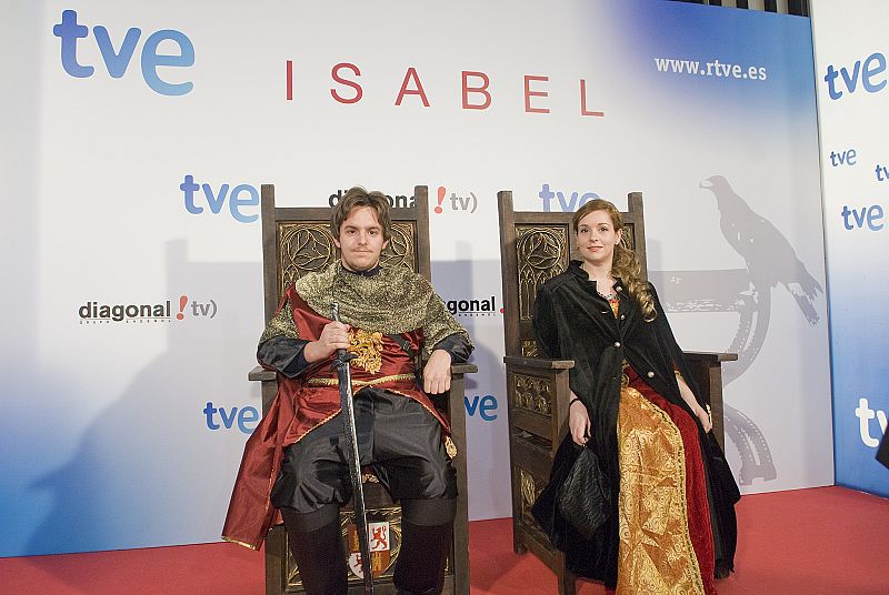 Los actores de 'Isabel' con los fans