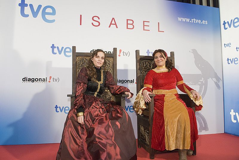 Los actores de 'Isabel' con los fans
