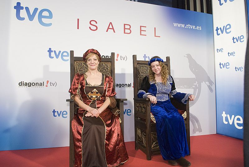 Los actores de 'Isabel' con los fans