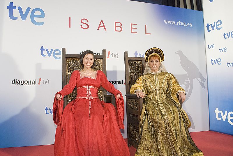 Los actores de 'Isabel' con los fans