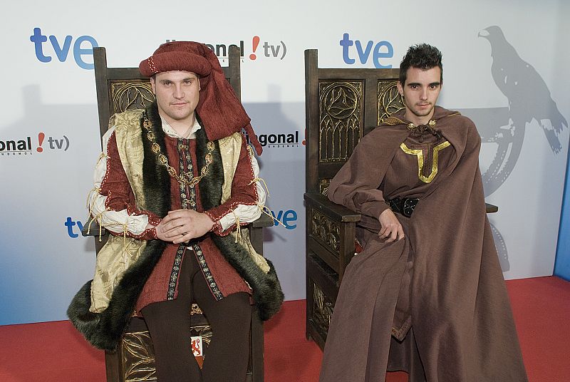 Los actores de 'Isabel' con los fans