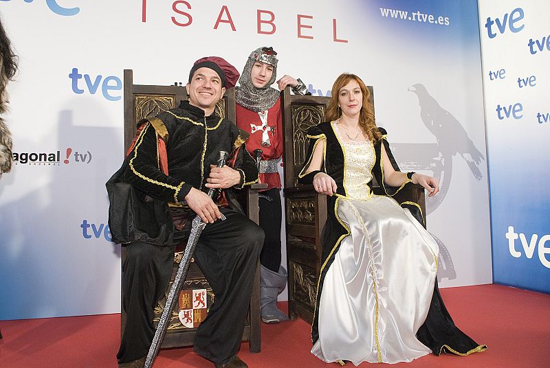 Los actores de 'Isabel' con los fans