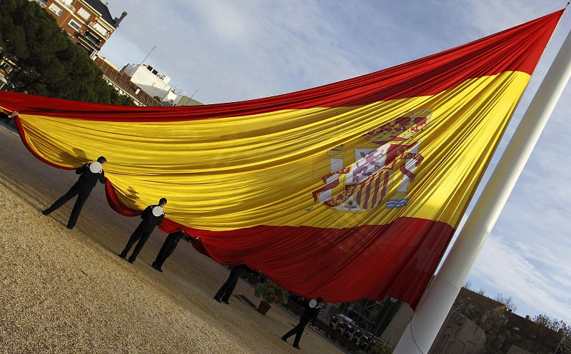 IZADO DE LA BANDERA DE LA PLAZA DE COLÓN