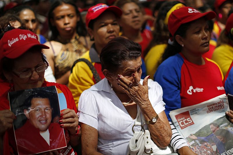 Una mujer llora por Chávez en Caracas