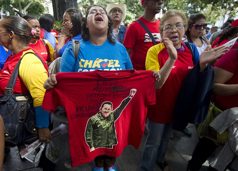 'Pa'lante comandante', puede leerse en la camiseta con la imagen de Chávez