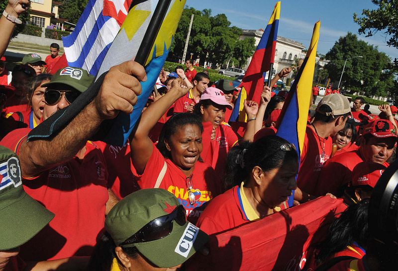 Una multitud sale a la calle tras la noticia de que el cáncer de Chávez se agrava