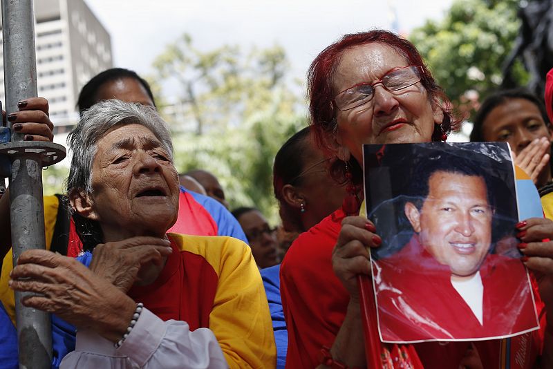 Seguidores de Chávez muestran la foto del presidente, que ha anunciado que su cáncer ha vuelto