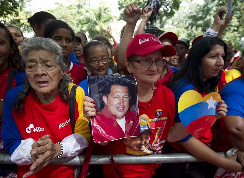 Seguidores de Chávez salen a la calle en Caracas tras el anuncio de su enfermedad