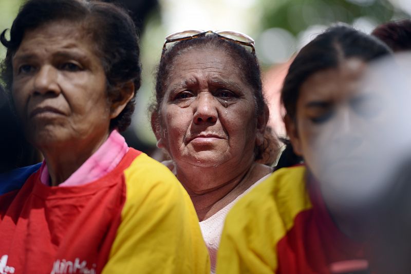 Una mujer llora por Chávez en Caracas tras el anuncio de enfermedad