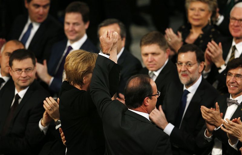 El presidente de Francia, François Hollande, y la canciller de Alemania, Ángela Merkel, han protagonizado el momento más simbólico del acto, ya que de pie y con las manos entrelazadas han recibido los aplausos del público asistente.