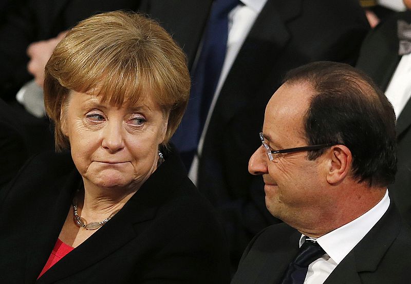La  canciller alemana, Angela Merkel, y el presidente francés, François Hollande, intercambian miradas durante la ceremonia del Premio Nobel de la Paz en Oslo.