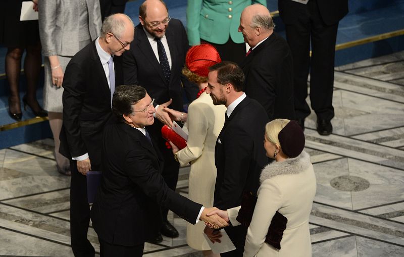 Los reyes y príncipes herederos de Noruega felicitan a los galardonados.