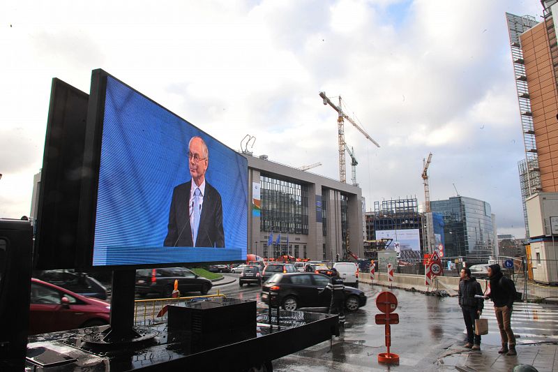 Desde Bruselas, frente a la sede del Consejo Europeo, también se ha podido seguir a través de pantallas gigantes la entrega del Nobel de la Paz.