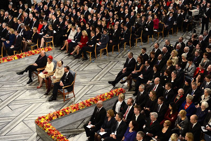 La ceremonia de entrega del galardón ha contado con la presencia como es tradicional de los reyes Harald y Sonia de Noruega, así como de los príncipes herederos.