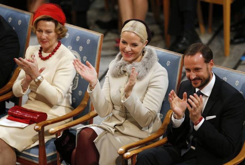 Los príncipes herederos Mette-Marit y Haakon aplauden en el salón de entrada del Ayuntamiento de Oslo, donde desde 1990 se entrega el Nobel de la Paz.   
