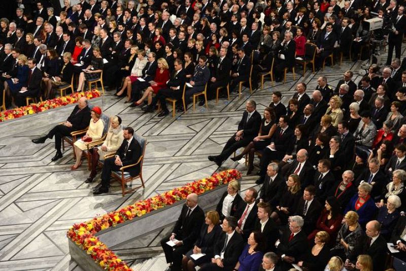  La ceremonia de entrega del galardón ha contado con la presencia como es tradicional de los reyes Harald y Sonia de Noruega, así como de los príncipes herederos.