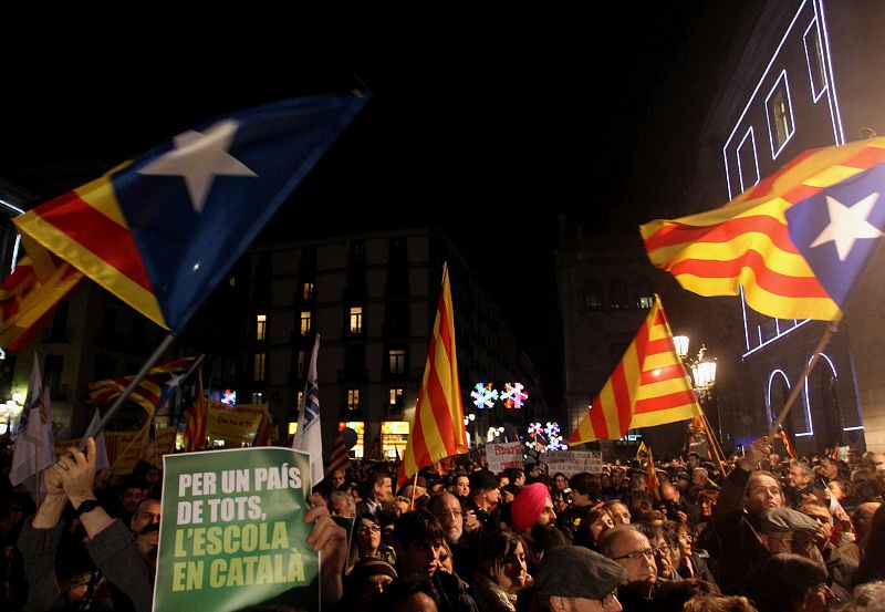Miles de personas han marchado por las calles de Barcelona en defensa del catalán