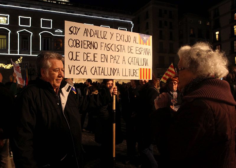 La protesta ha sido convocada por la plataforma Somescola.cat, que aglutina a decenas de entidades educativas y civiles de Cataluña