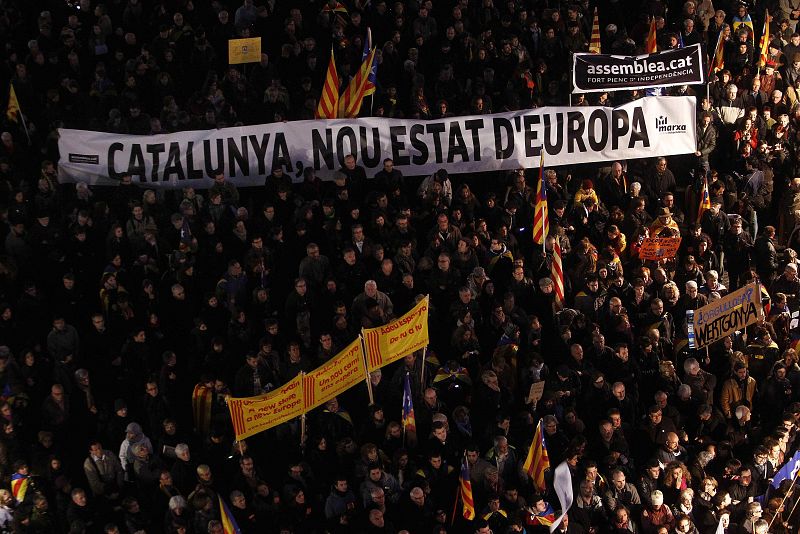 MILES DE PERSONAS SE CONCENTRAN A FAVOR DE LA ESCUELA EN CATALÁN EN BARCELONA