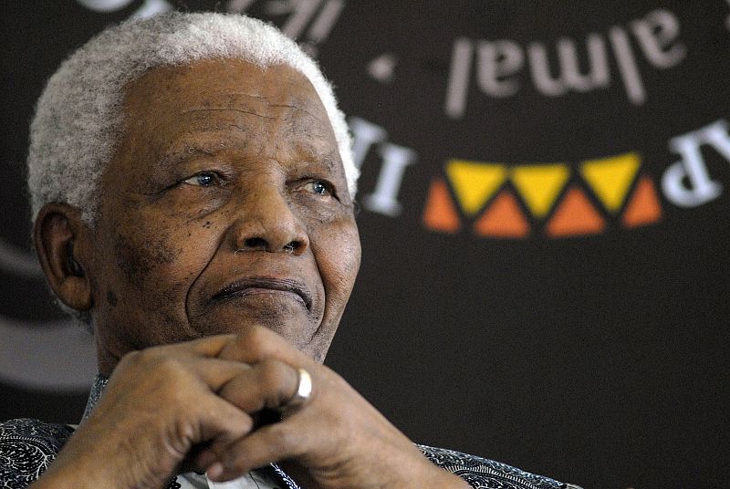 Mandela celebró su 90 cumpleaños en su casa de Ciudad del Cabo y junto a los suyos, en 2008.