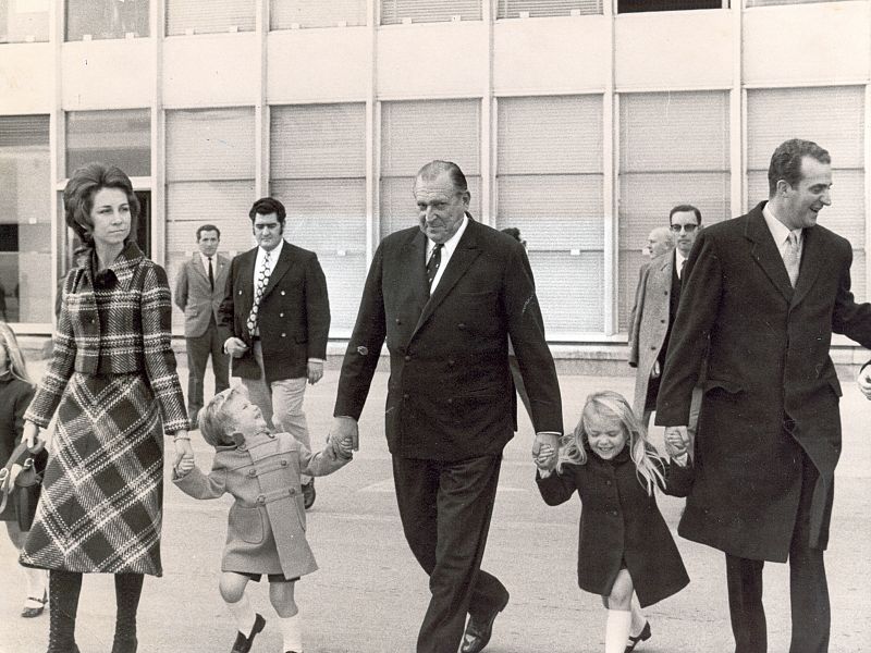 Don Juan, padre del rey, acompaña a la Familia Real en una imagen de 1971.