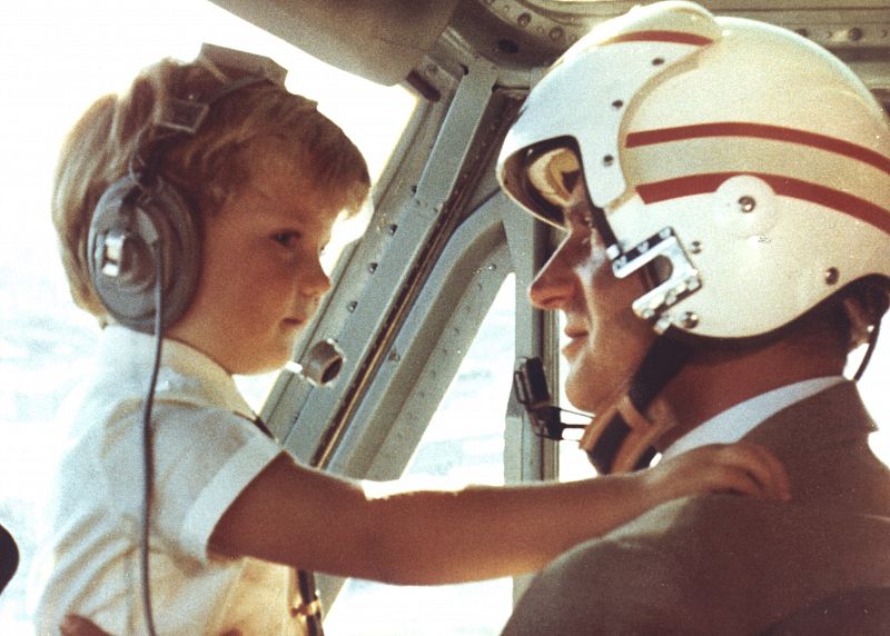 Un joven Juan Carlos de Borbón con su hijo a los mandos de un avión.