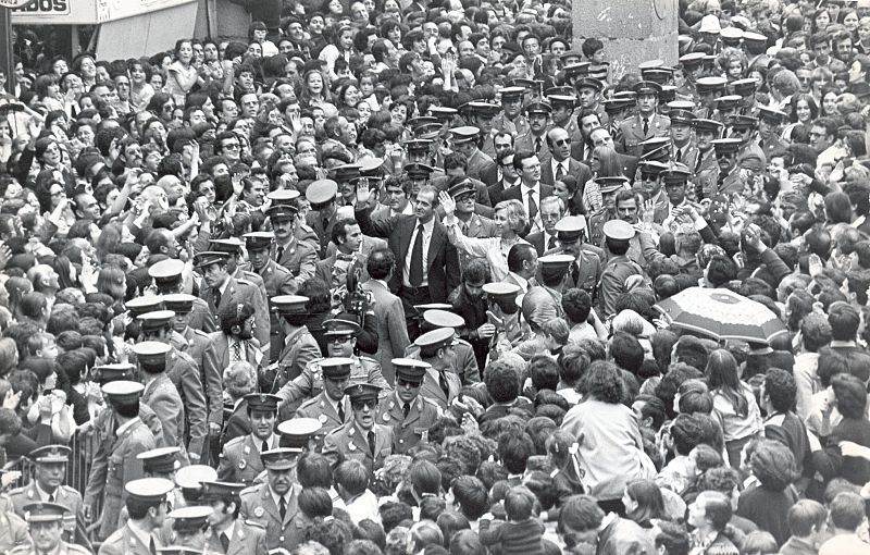 Una multitud rodea a los reyes en su visita a Ávila en 1978.